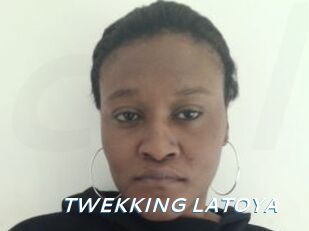 TWEKKING_LATOYA